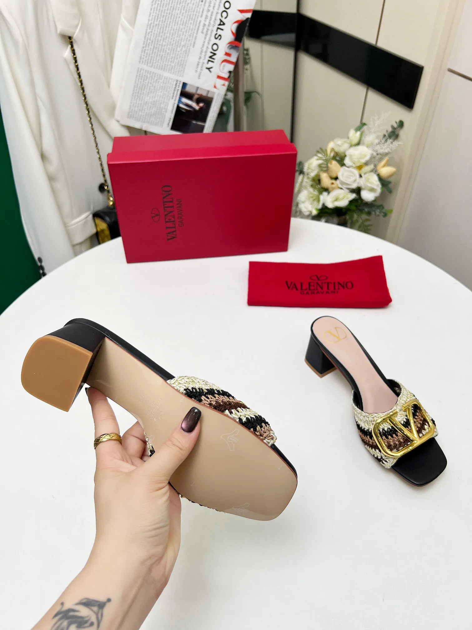 👟👟Ex-factory price 440👟👟 Genuine leather sole +30 🆕 Valentino👑👑 Latest series with perfect hand-woven details. A very eye-catching catwalk series launched [strong][strong] Code number: 35 to 43 (genuine leather sole +30)